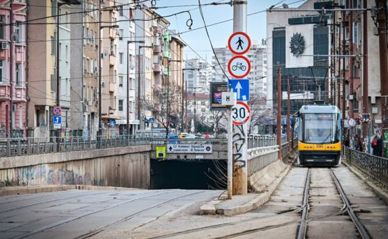 Парче от трамвайна релса проби движеща се кола