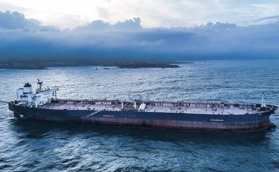 Танкер в Персийския залив бе уцелен с два снаряда край Катар