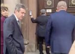 Тошко Йорданов натиска звънеца на служебния вход на президентството