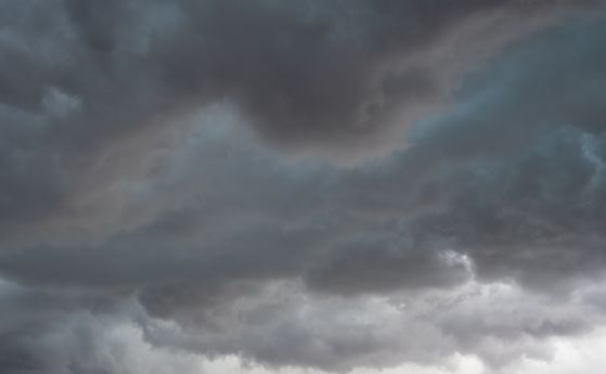 Облачно и дъждовно със силен вятър по Черноморието