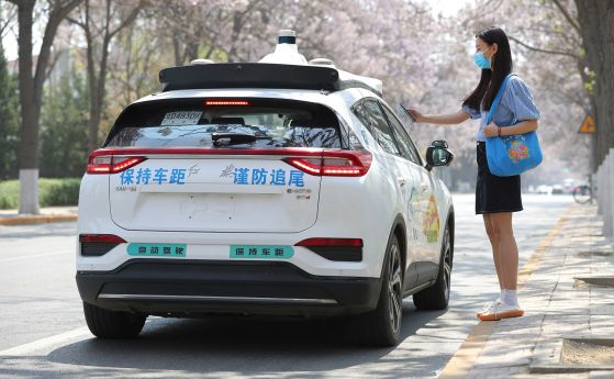 Масова авария блокира 100 роботаксита в Ухан