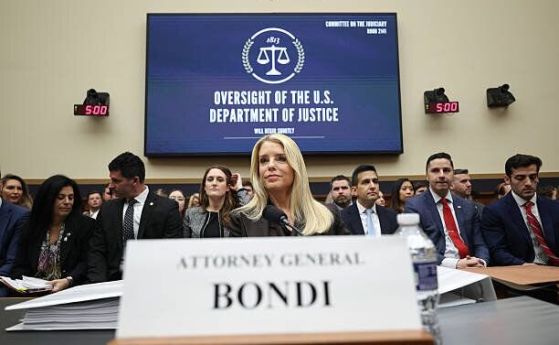 Тръмп уволни главния прокурор Пам Бонди