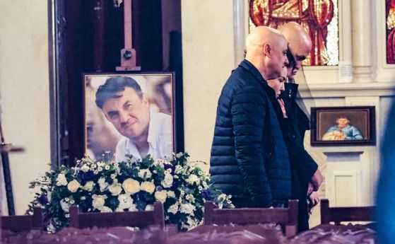 Стотици си взеха последно сбогом с Борислaв Михайлoв