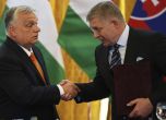 Премиерът на Унгария Виктор Орбан се ръкува със словашкия си колега Роберт Фицо след среща в Братислава, Словакия, 28 април 2025 г. 