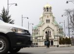 Автомобил минава край катедралата Александър Невски в София