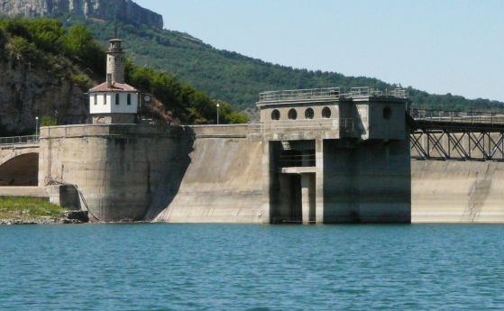 Язовир ''Александър Стамболийски'' прелива със 130 куб. м в секунда