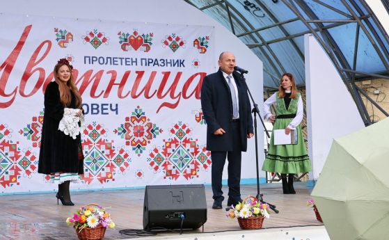 Ловеч отбеляза Цветница с тридневен празник, фолклор и традиционния ритуал ''По вода''