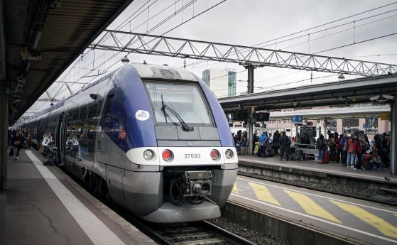 Влак се сблъска с камион на жп прелез във Франция, загина машинистът