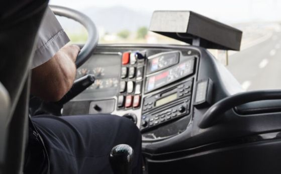 Задържаха 63-годишен мъж в Перник, опипвал непълнолетни момичета в автобус