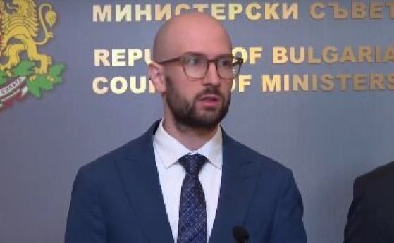 Очакваме спад на цените по бензиностанциите, заяви финансовият министър