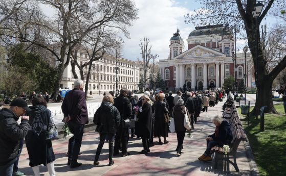 Стотици изпратиха Мишо Белчев в последния му път (ГАЛЕРИЯ)