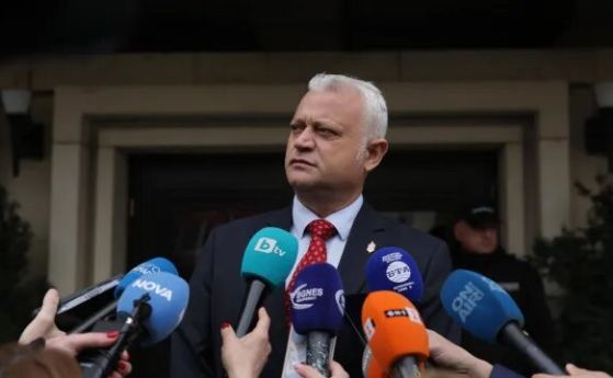 Кмет раздавал помощи заедно с предизборна бюлетина