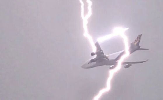 Мълния удари самолет при излитане край Варна