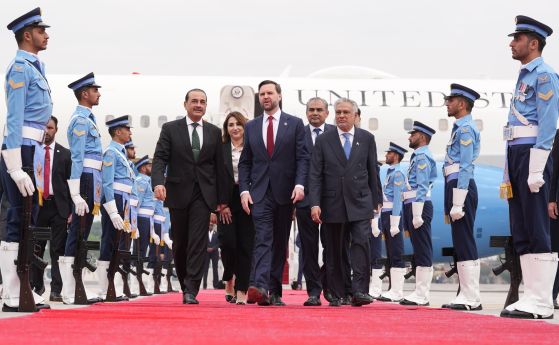 Екипът за преговори на САЩ, начело с Джей Ди Ванс, пристигна в Исламабад