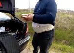 Единият от арестуваните крие пачки с банкноти евро в пояса си - Фейсбук/Георги Кандев