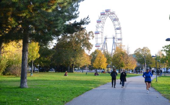 Влакче във виенския Пратер дерайлира, пострадаха петима души