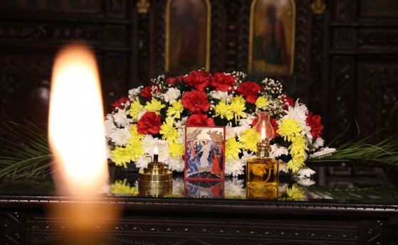 Благодатният огън от Йерусалим пристигна в България