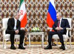 Иранският президент Масуд Пезешкиан и руския му колега Владимир Путин на срещу в кулоарите на международен форум в Туркменистан, 12 декември 2025 г. 
