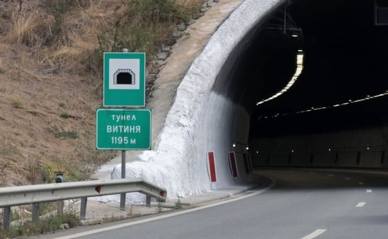 Затруднено е движението по АМ Хемус заради аварирал камион