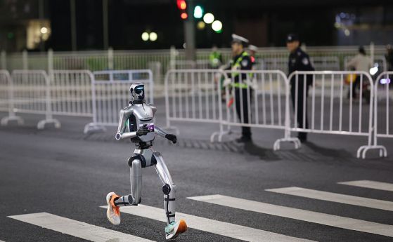 Десетки хуманоидни роботи участваха в състезание в Пекин