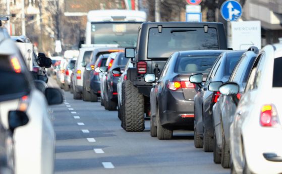 Аварирал камион блокира движението на АМ ''Хемус'' към София