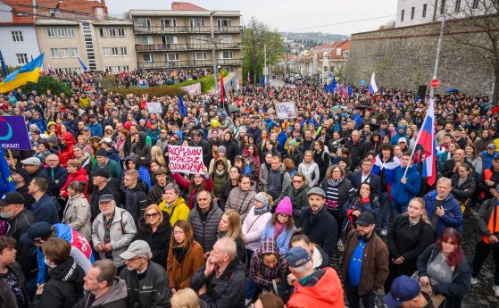 Хиляди на протест срещу Фицо в Словакия