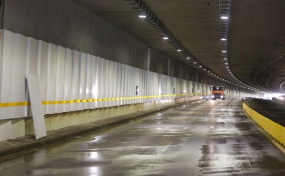 Мият транспортния тунел в Люлин нощем, шофьорите да внимават