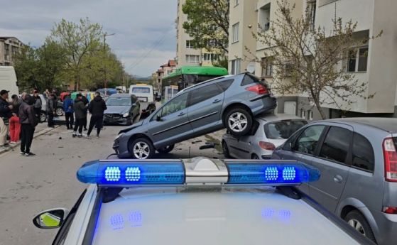 Автобус помете паркирани коли в Хасково
