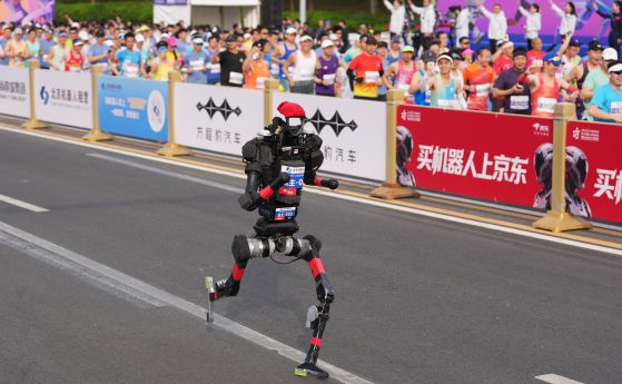 Хуманоиден робот бяга най-бързо на полумаратон в Пекин, ''постави'' световен рекорд