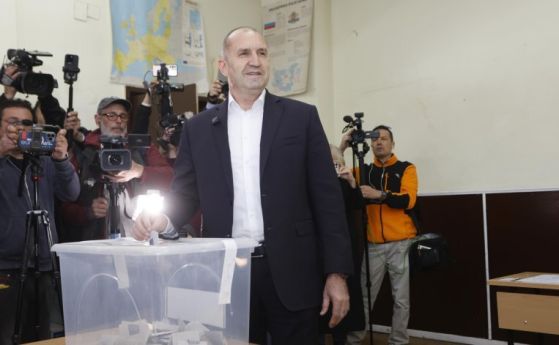 Радев гласува сам. Минути преди изборния ден жена му още се чудеше за кого да гласува