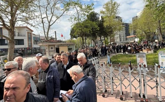 Опашки от избиратели пред изборните секции в Турция