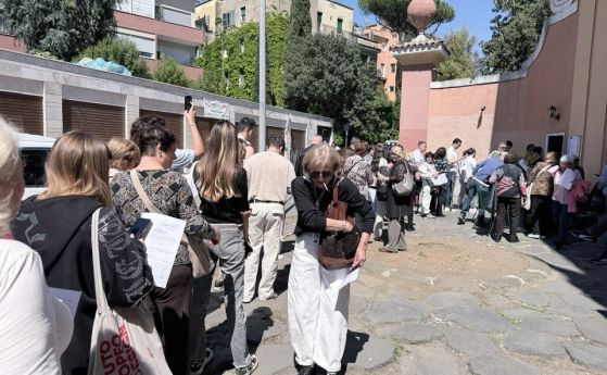 Висока активност и дълги опашки пред секциите в чужбина