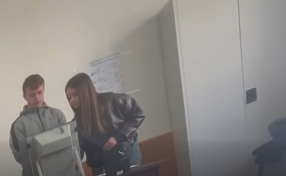 ''Ферди ще ни каже къде да натиснем'': В с. Великденче момичета помагат да се гласува с машина