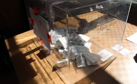 Член на СИК в Бургас разпечата урна с бюлетини, за да им сложи печат