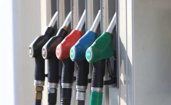 Скок на петрола с 5% след ескалацията между САЩ и Иран