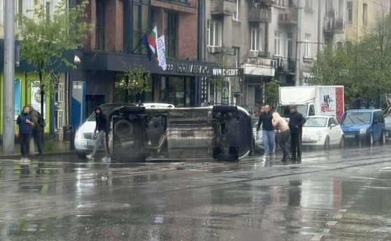 Линейка се обърна в София, виновният за катастрофата шофьор избяга