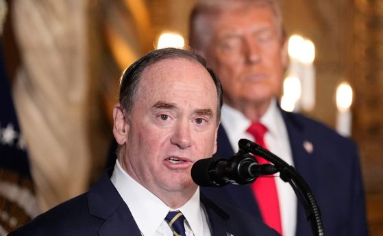 Министърът на военноморските сили на САЩ Джон Фелан напуска поста си