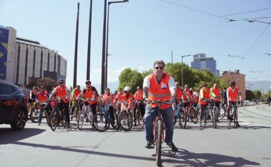 Велопоход променя движението в част от центъра на София