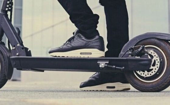 Сблъсък на тротинетка и бус, млада жена е загинала в Пловдив