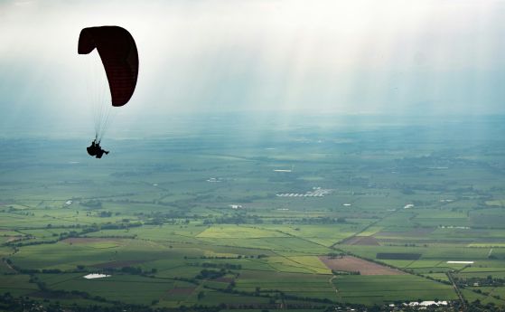 Кацнал на едно дърво: Планински спасители свалиха парапланерист от 20-метров бор