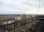 Изглед към Чернобилската атомна електроцентрала, заснет от покрива на жилищна сграда в Припят, Украйна.