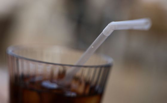 Французин е изправен пред две години затвор в Сингапур, след като е облизал сламка от автомат