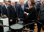 Полският премиер Доналд Тукс присъства на изложение на дронове, проведено по време на конференцията „Пътят към възстановяване на Украйна - измерения за сигурност и отбрана“.