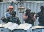 Виталий Будко („Боцман“) стреля с автоматично оръжие АКС-74У срещу проукраински протестиращи