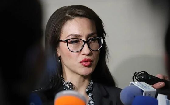 Нова мода: Петима младежи успяха да изтеглят поне 120 000 евро кредити онлайн с полуистински документи