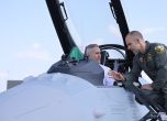 Служебният премиер се качи на F-16 и влезе в ролята на пилот (снимки)