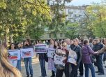 протест срещу закриването на Чешкия център