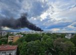 Гъстият черен дим се вижда от жителите на квартала.