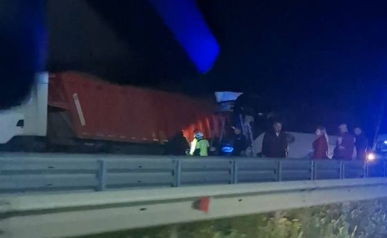 Автобус се вряза в тир на входа на София, АМ ''Хемус'' е блокирана за движение
