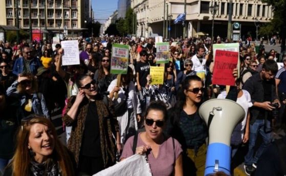 Гръцките служители в публичния сектор готвят 24-часова национална стачка утре